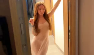 Russian slut came to her neighbor to try his dick