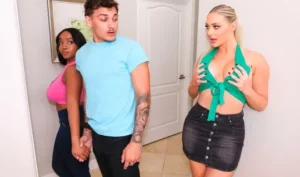 A mulatto woman on the couch arranged a threesome for her boyfriend and gave her a powerful orgasm