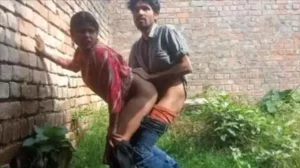 Village Bhabhi Ko jungle me Chod di Ghar ki piche – Indian porn video